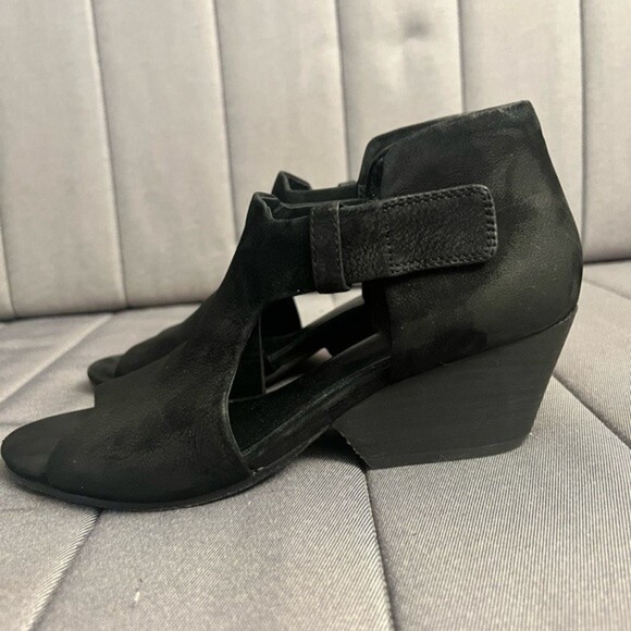 Eileen Fisher Iris Cutout Leather Heel Sandals - Picture 4 of 9